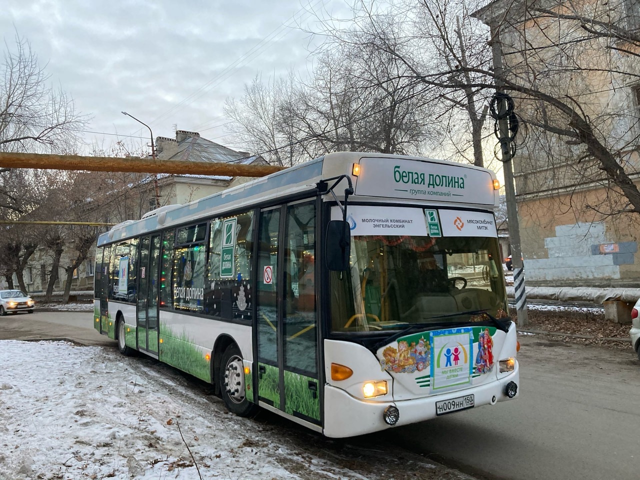 По улицам города Саратова проехал новогодний автобус