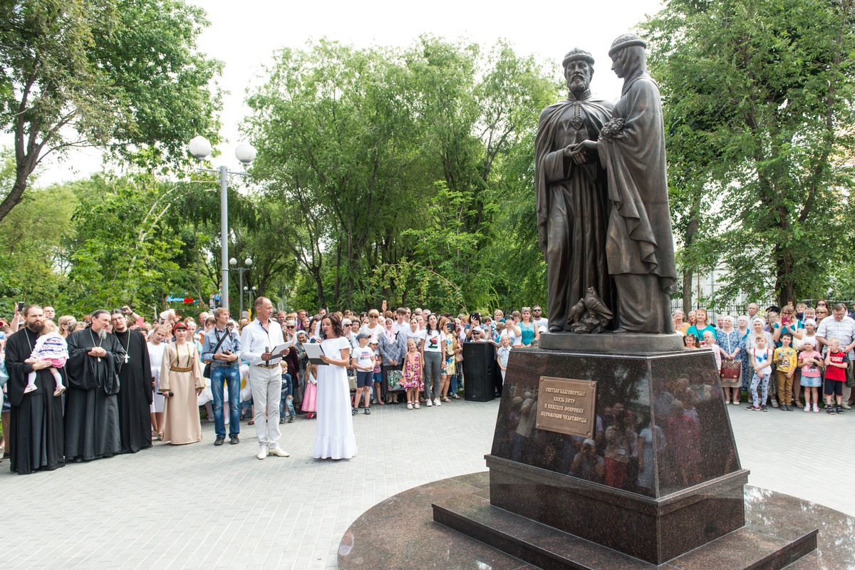 Памятник февронии в муроме. Статуя Петра и Февронии в Муроме. Памятник Петру и Февронии в Туле. Памятник Петру и Февронии в Муроме. Памятник Петру и Февронии в Благовещенске.